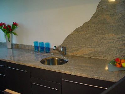 Küchenarbeitsplatte mit Rückwand aus Granit marmoriert mit Abtropfrillen und Unterbau-Waschbecken - Küchenarbeitsplatten Küchenplatten Steinplatten Granitplatten Granitarbeitsplatten Küchenabdeckplatten Küchenabdeckung Steinabedeckung