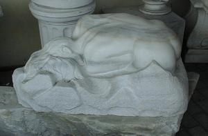 Liegende Skulptur aus österreichischem frostbeständigen bunten Marmor - in Eigenproduktion hergestellt von Steinmetz Meister Brugger Karl-Heinz - Massivstein.at in Vorarlberg Lustenau Österreich
